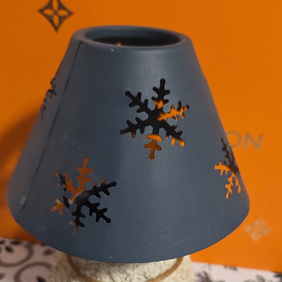 Charming Christmas Tealight Candle Holder with Angel Figurine - Picture 8 of 8